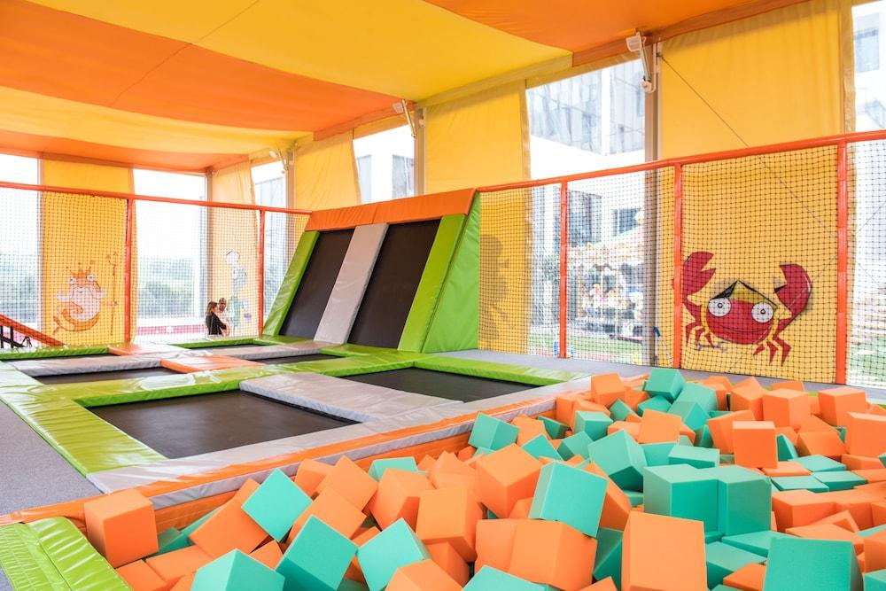 Vila Gale Sintra Exterior photo A trampoline park in China